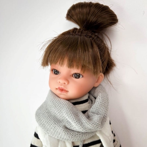 Lalka Hiszpańska 33 cm Antonio Juan 25302 Emily, klasyczna, cała z winylu, w ubranku, brązowe włosy z grzywką, rzęsy
