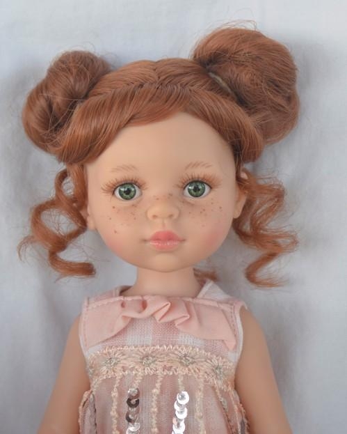 Lalka Hiszpańska 32 cm Paola Reina Amigas 04449 Cristi, klasyczna, cała z winylu, zielone oczy, ciemnorude włosy, piegi na buzi, kombinezon, opaska na głowę, buciki