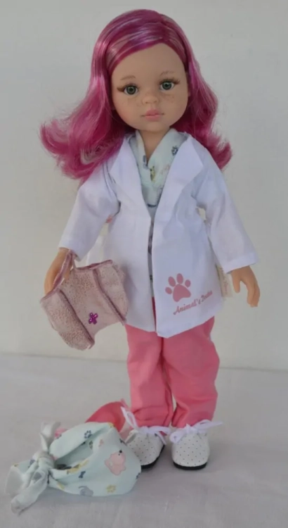 Lalka Hiszpańska 32 cm Paola Reina Amigas 04700 Esme lekarka weterynarii, klasyczna, cała z winylu, zielone oczy, różowe z białymi pasemkami włosy, strój lekarki: czepek, maseczka, fartuch, bluza, spodnie, torba, białe wiązane buciki