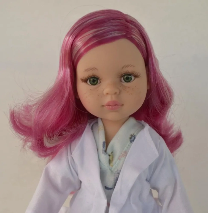Lalka Hiszpańska 32 cm Paola Reina Amigas 04700 Esme lekarka weterynarii, klasyczna, cała z winylu, zielone oczy, różowe z białymi pasemkami włosy, strój lekarki: czepek, maseczka, fartuch, bluza, spodnie, torba, białe wiązane buciki