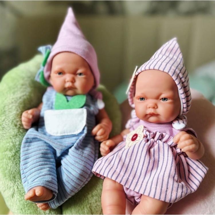 Lalka Hiszpańska 26 cm Antonio Juan 84095 Pitu, bobas cały z winylu, chłopiec, bez włosów, w ubranku, zielona poduszka w kształcie liścia
