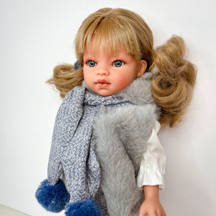 Lalka Hiszpańska 33 cm Antonio Juan 25297 Emily, klasyczna, cała z winylu, w ubranku, blond włosy z grzywką, rzęsy