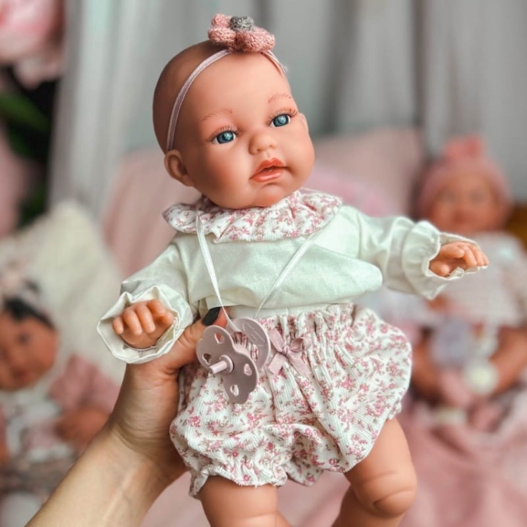 Lalka Hiszpańska 34 cm Antonio Juan 70358 Baby Toneta Posturitas, bobas, miękki brzuszek, w ciele stelaż, który pozwala na zmiany pozycji, w ubranku, smoczek, kocyk