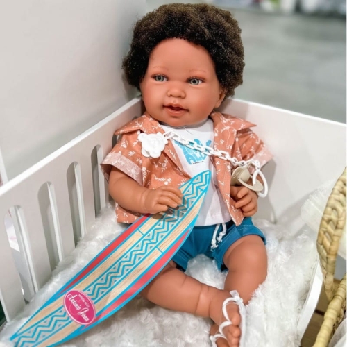 Lalka Hiszpańska 42 cm Antonio Juan 33361 Pipo Surfer, bobas miękki brzuszek, krótkie ciemne włosy afro, rzęsy, ubranko, smoczek, tekturowa imitacja deski surfingowej
