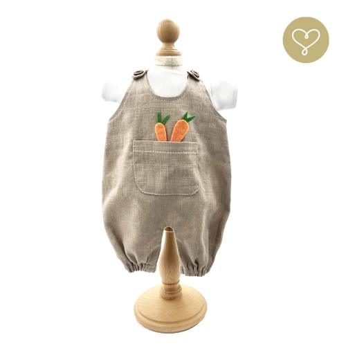 Strój Karotka dla lalki 38 cm Lullu Dolls biała bluzeczka, lniane spodnie ogrodniczki z aplikacja marchewek