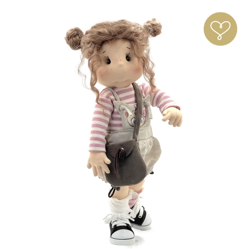 Strój Ida dla lalki 38 cm Lullu Dolls bluzka w paseczki różowo-białe, lniana szara spódnica na szelkach ze ściągaczami z aplikacją kotka