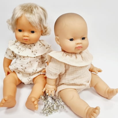Kombinezon muślinowy z falbanką dla lalki Miniland 38 cm, Paola Reina 34 cm i Minikane 34 cm - krem