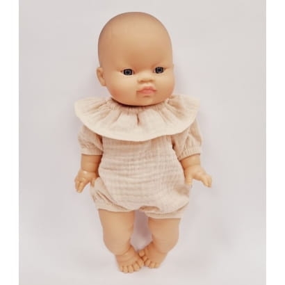 Kombinezon muślinowy z falbanką dla lalki Miniland 38 cm, Paola Reina 34 cm i Minikane 34 cm - krem