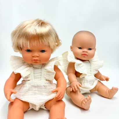 Kombinezon muślinowy z falbankami dla lalki Miniland 38 cm, Paola Reina 34 cm i Minikane 34 cm, kolor waniliowy
