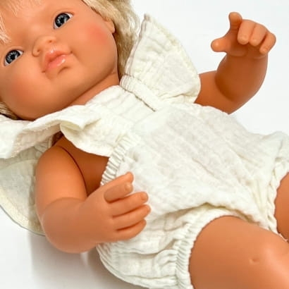 Kombinezon muślinowy z falbankami dla lalki Miniland 38 cm, Paola Reina 34 cm i Minikane 34 cm, kolor waniliowy