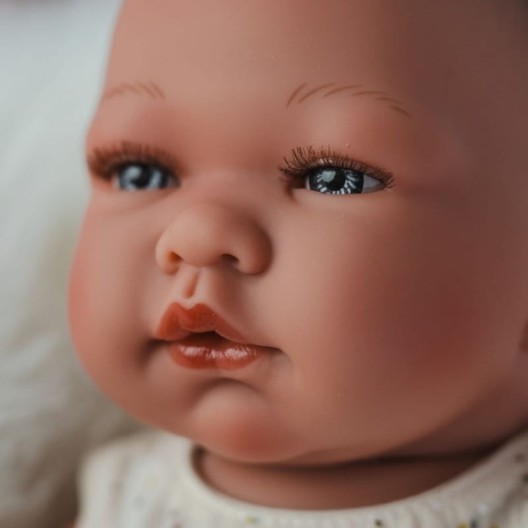 Lalka Hiszpańska 43 cm ASI 0367850 Maria, bobas bez włosów, z rzęsami, cała z winylu, dziewczynka, w ubranku, odkręcana buteleczka