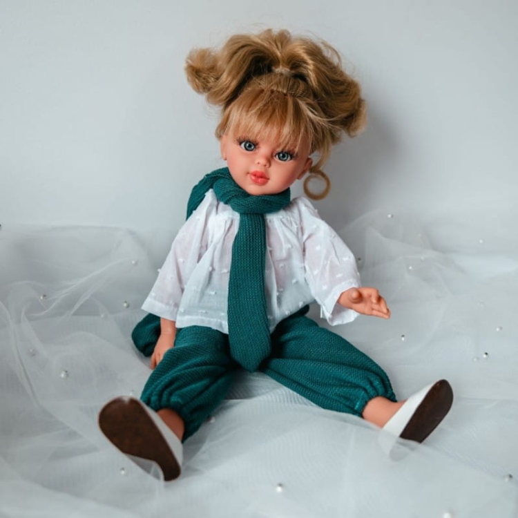 Lalka Hiszpańska 40 cm ASI 0517640 Sabrina, klasyczna, cała z winylu, średnio długie pofalowane jasne włosy z grzywką, w ubranku