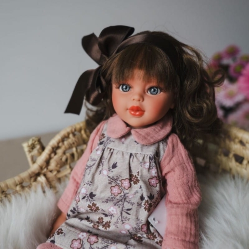 Lalka Hiszpańska 40 cm ASI 0517630 Sabrina, klasyczna, cała z winylu, średnio długie pofalowane ciemne włosy z grzywką, w ubranku