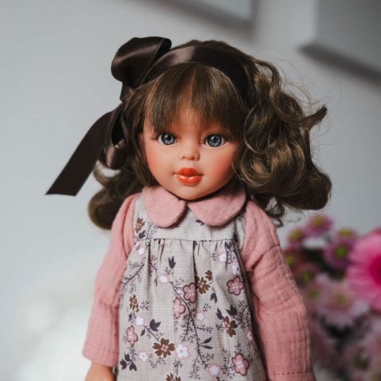 Lalka Hiszpańska 40 cm ASI 0517630 Sabrina, klasyczna, cała z winylu, średnio długie pofalowane ciemne włosy z grzywką, w ubranku