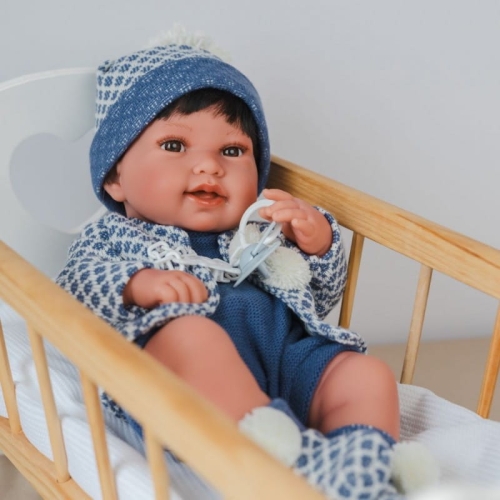 Lalka Hiszpańska 42 cm Antonio Juan 50035 Pipo, bobas cały z winylu, chłopiec, krótkie ciemne włosy, rzęsy, imitacja śliny w kąciku ust, ubranko, smoczek, poduszka
