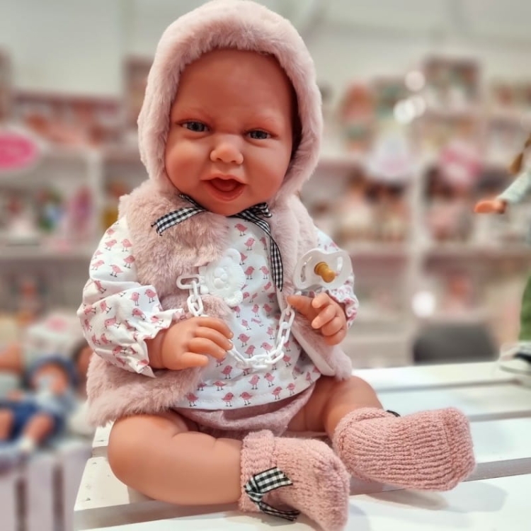 Lalka Hiszpańska 42 cm Antonio Juan 33013 Carla, bobas miękki brzuszek, rączki i nóżki na ruchomych stawach, co pozwala na posadzenie laleczki, uśmiechnięta, widoczny języczek i ząbki, w ubranku, smoczek