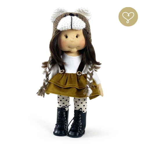 Sukienka Amber z zapinanymi na guziczki szelkami dla lalki 38 cm Lullu Dolls góra sukienki: biała dresówka długi rękaw, dół sukienki: dwie falbanki miodowy welur