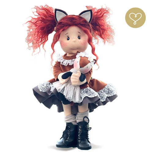 Sukienka Lisa dla lalki 38 cm Lullu Dolls welurowa w kolorze rudym z falbanką welurową w kolorze gorzkiej czekolady z elementami kremowej koronki