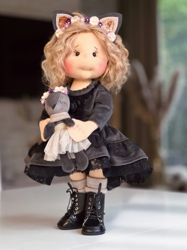 Sukienka Raven dla lalki 38 cm Lullu Dolls welurowa ciemno szara z falbankami i żabotem z  czarnej koronki