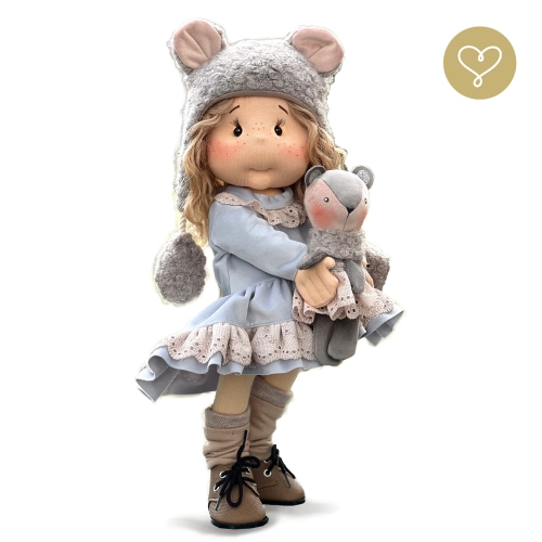 Sukienka Wandzia dla lalki 38 cm Lullu Dolls welurowa w kolorze jasnego błękitu, wykończona różową koronką