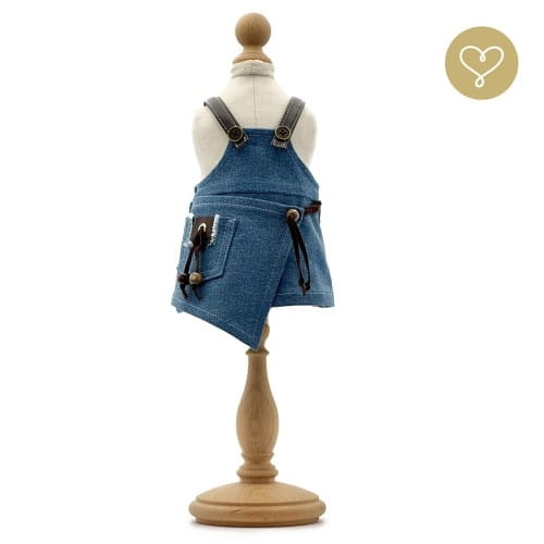 Asymetryczna Sukienka jeansowa na szelkach dla lalki 38 cm Lullu Dolls, kieszeń z boku ozdobiona skórzanymi elementami, drewnianymi koralikami  i rzemieniami
