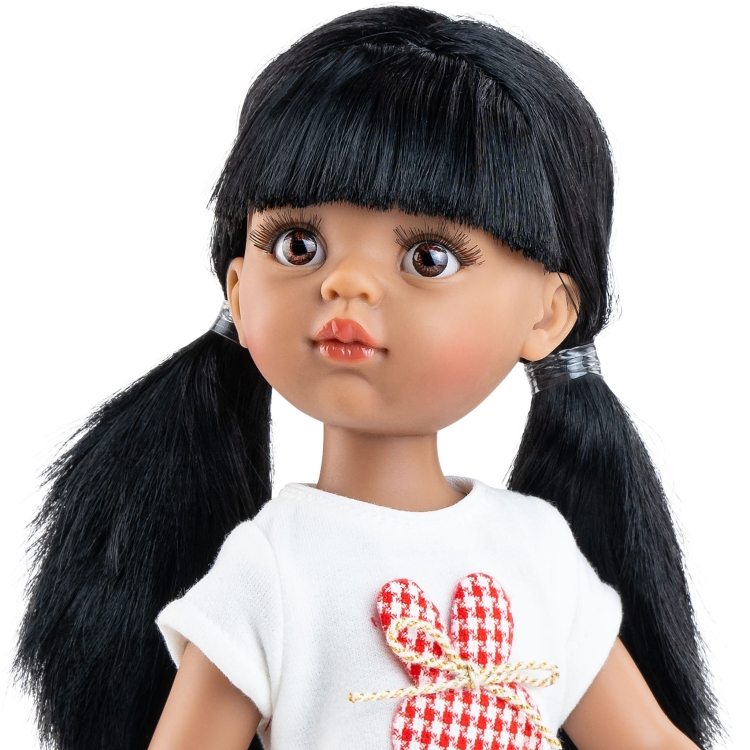 Lalka Hiszpańska 32 cm Paola Reina Amigas 04684 Caya, klasyczna, cała z winylu, ciemna skóra, brązowe oczy, czarne włosy z grzywką spięte w dwa kucyki, bluzeczka, spódniczka, trampki