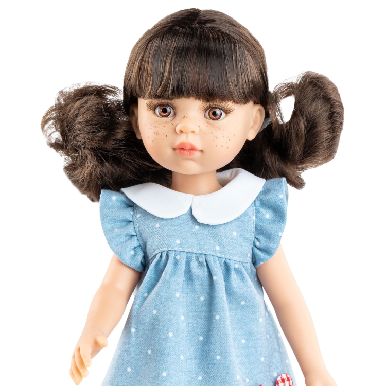 Lalka Hiszpańska 32 cm Paola Reina Amigas 04693 Carol, klasyczna, cała z winylu, brązowe oczy, brązowe włosy z grzywką, piegi na buzi, niebieska sukienka z białym kołnierzykiem, majteczki, skarpetki, buciki