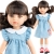 Lalka Hiszpańska 32 cm Paola Reina Amigas 04693 Carol, klasyczna, cała z winylu, brązowe oczy, brązowe włosy z grzywką, piegi na buzi, niebieska sukienka z białym kołnierzykiem, majteczki, skarpetki, buciki
