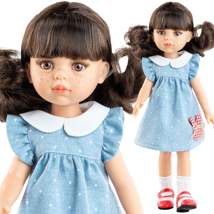 Lalka Hiszpańska 32 cm Paola Reina Amigas 04693 Carol, klasyczna, cała z winylu, brązowe oczy, brązowe włosy z grzywką, piegi na buzi, niebieska sukienka z białym kołnierzykiem, majteczki, skarpetki, buciki