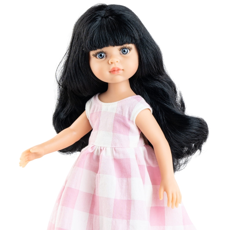 Lalka Hiszpańska 32 cm Paola Reina Amigas 04694 Carina, klasyczna, cała z winylu, niebieskie oczy, czarne długie do pasa włosy z grzywką, długa sukienka w biało-różową kratę, majteczki, buciki