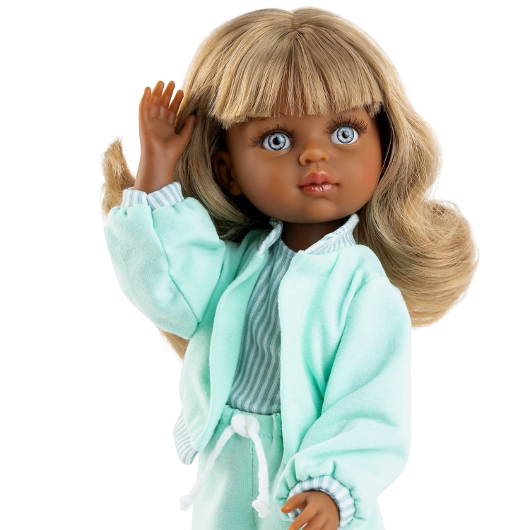 Lalka Hiszpańska 32 cm Paola Reina Amigas 04869 Cora, klasyczna, cała z winylu, ciemna skóra, przegubowa ruchome stawy, niebieskie oczy, blond włosy z grzywką, bluzeczka, bluza, spodnie, białe wiązane buciki