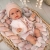 Lalka Hiszpańska 34 cm Antonio Juan 70364 Baby Toneta, bobas, elastyczny tułów, miękki brzuszek, w ciele stelaż, który pozwala na zmianę pozycji, w ubranku, smoczek, poduszka