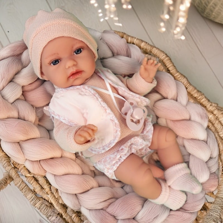 Lalka Hiszpańska 34 cm Antonio Juan 70364 Baby Toneta, bobas, elastyczny tułów, miękki brzuszek, w ciele stelaż, który pozwala na zmianę pozycji, w ubranku, smoczek, poduszka