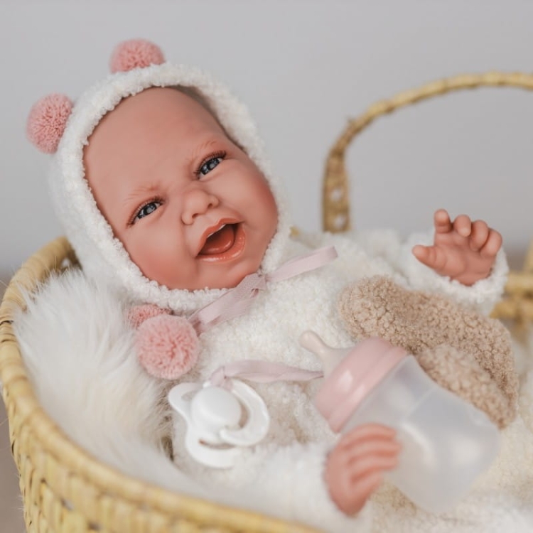 Lalka Hiszpańska 42 cm Antonio Juan 33369 Carla, bobas miękki brzuszek, rączki i nóżki na ruchomych stawach, co pozwala na posadzenie laleczki, uśmiechnięta, widoczny języczek i ząbki, w ubranku, smoczek, buteleczka, puchate serduszko