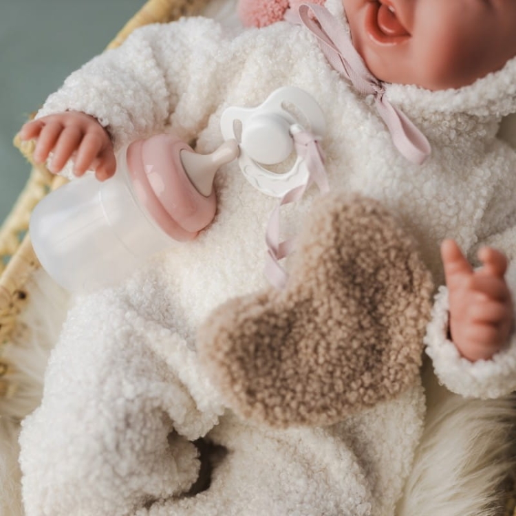 Lalka Hiszpańska 42 cm Antonio Juan 33369 Carla, bobas miękki brzuszek, rączki i nóżki na ruchomych stawach, co pozwala na posadzenie laleczki, uśmiechnięta, widoczny języczek i ząbki, w ubranku, smoczek, buteleczka, puchate serduszko