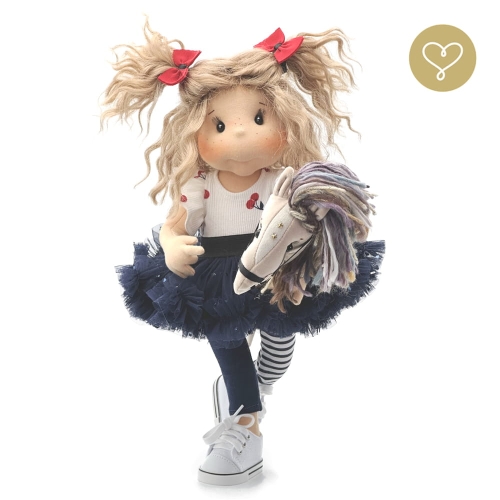 Lalka 38 cm Lullu Dolls Sky w ubranku z konikiem na kijku, 3 warianty wyboru, na zdjęciu wariant 3 kolekcjonerski