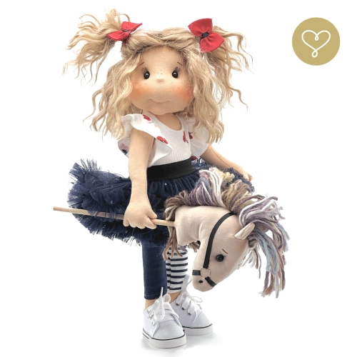 Lalka 38 cm Lullu Dolls Sky w ubranku z konikiem na kijku, 3 warianty wyboru, na zdjęciu wariant 3 kolekcjonerski